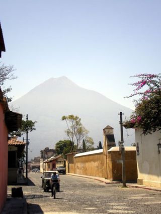 Guatemala_antigua_street-view
