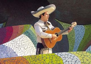 Guanajuato_dQ_guitarist_with_mosaic